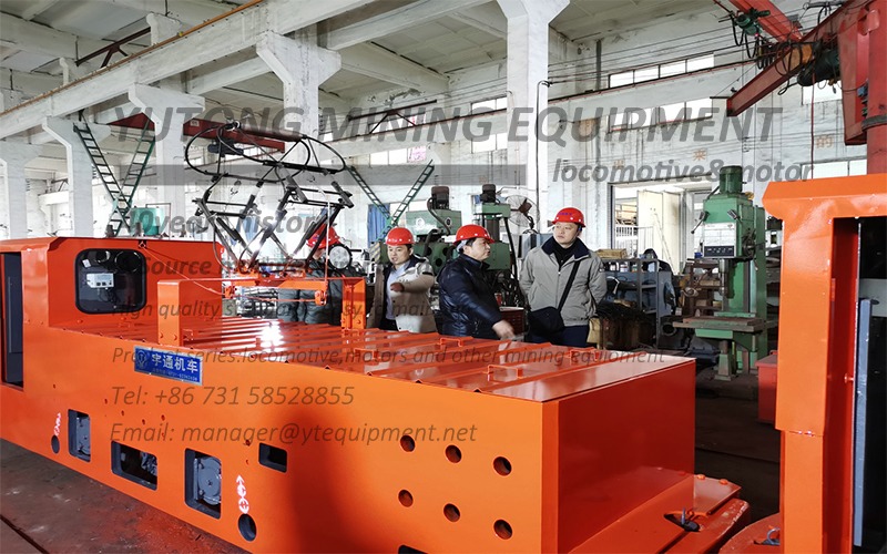 Why electric spark generated by pantograph during 7-ton trolley locomotive running?