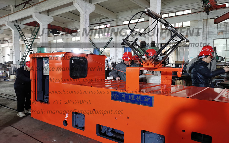 Guangxi customers came to the company to discuss the cooperation of unmanned remote control lithium battery variable frequency electric locomotive(图1)