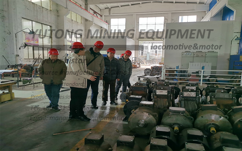 Guangxi customers came to the company to discuss the cooperation of unmanned remote control lithium battery variable frequency electric locomotive(图2)