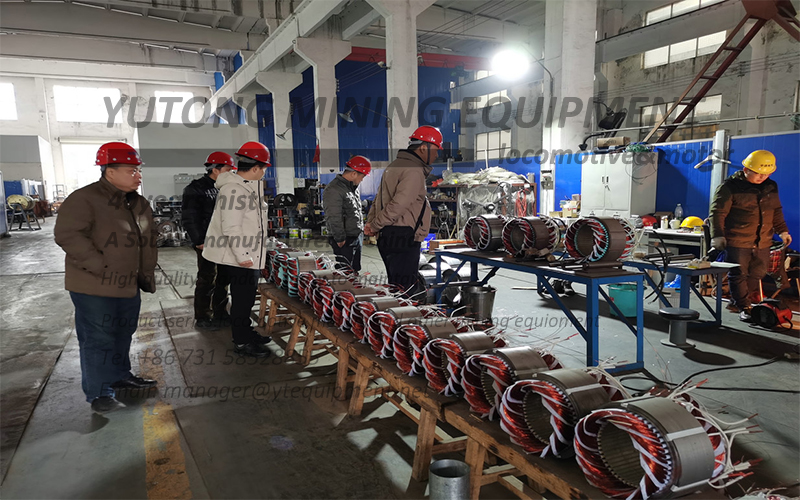 Guangxi customers came to the company to discuss the cooperation of unmanned remote control lithium battery variable frequency electric locomotive(图3)