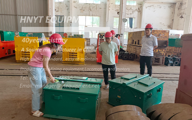 Clients visit the Xiangtan locomotive factory 5.jpg