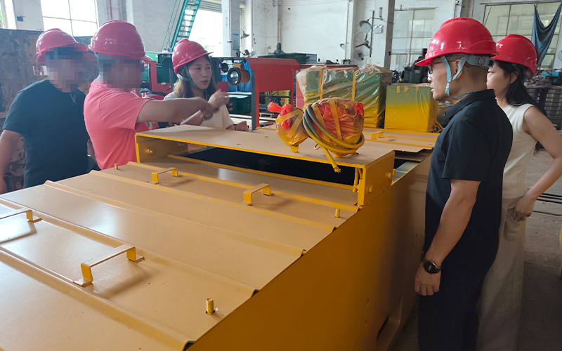 overseas clients visit Xiangtan locomotive factory 1.jpg