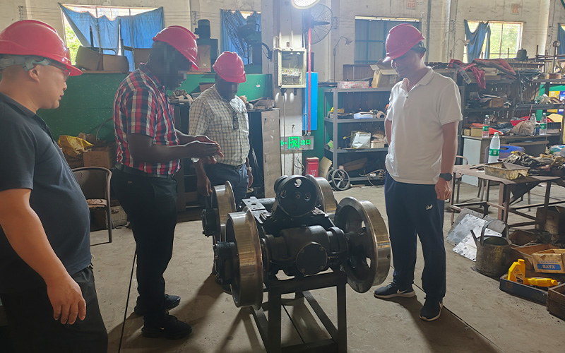 overseas clients visit the locomotive factory 3.jpg