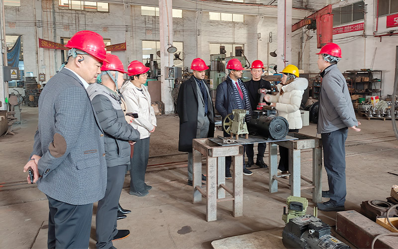 Cost-Effective Underground Mining System Wins Customer Recognition(图2) Overseas clients visit 2.jpg