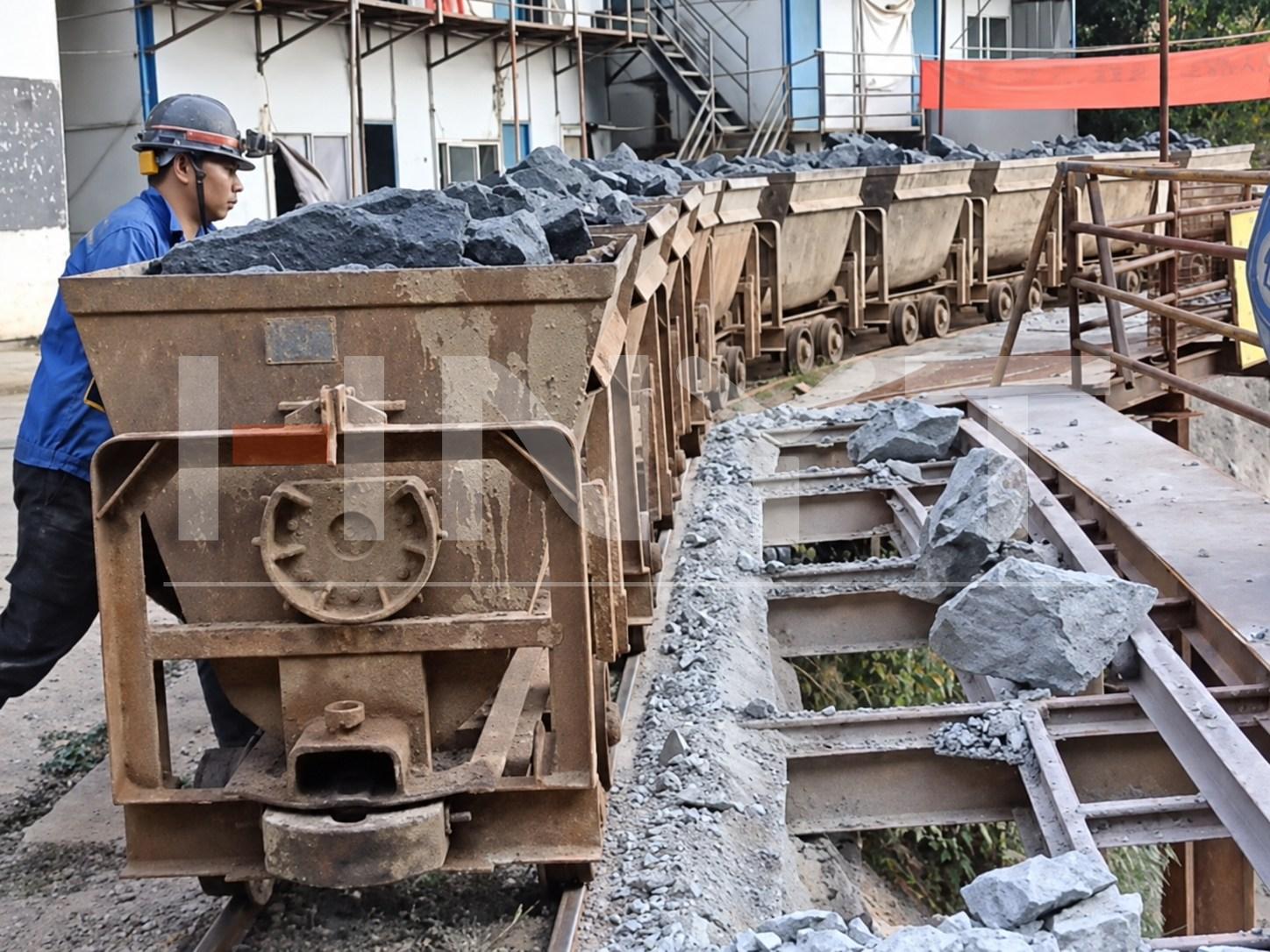 loaded-mine-wagons-unloading-point.jpg