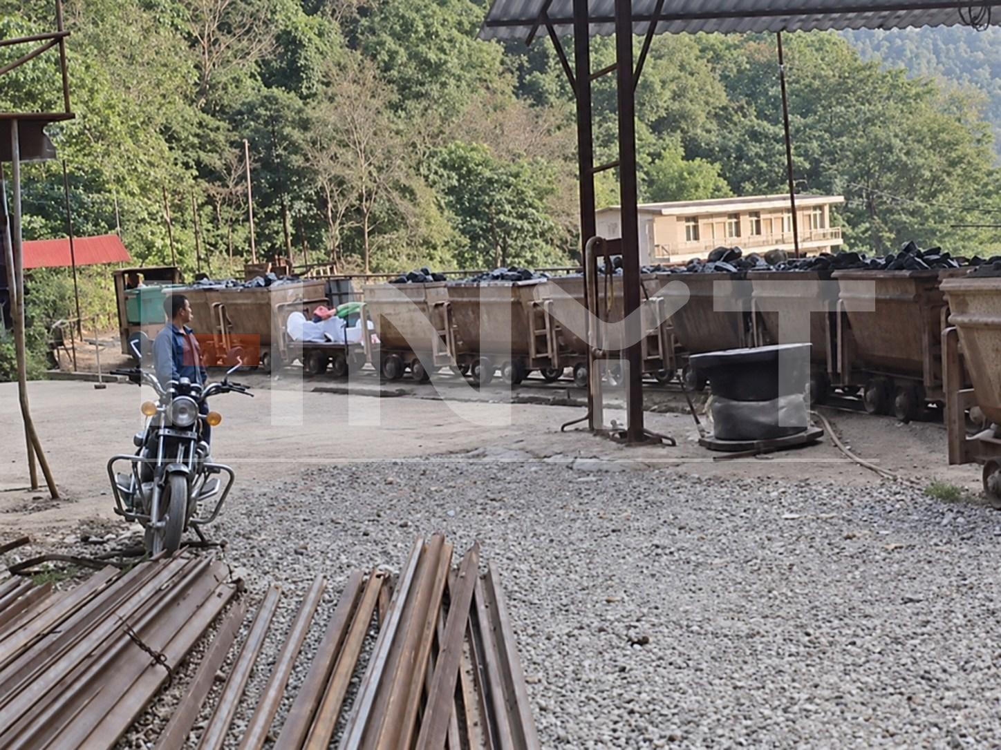battery-locomotive-wagon-train-surface-yard.jpg