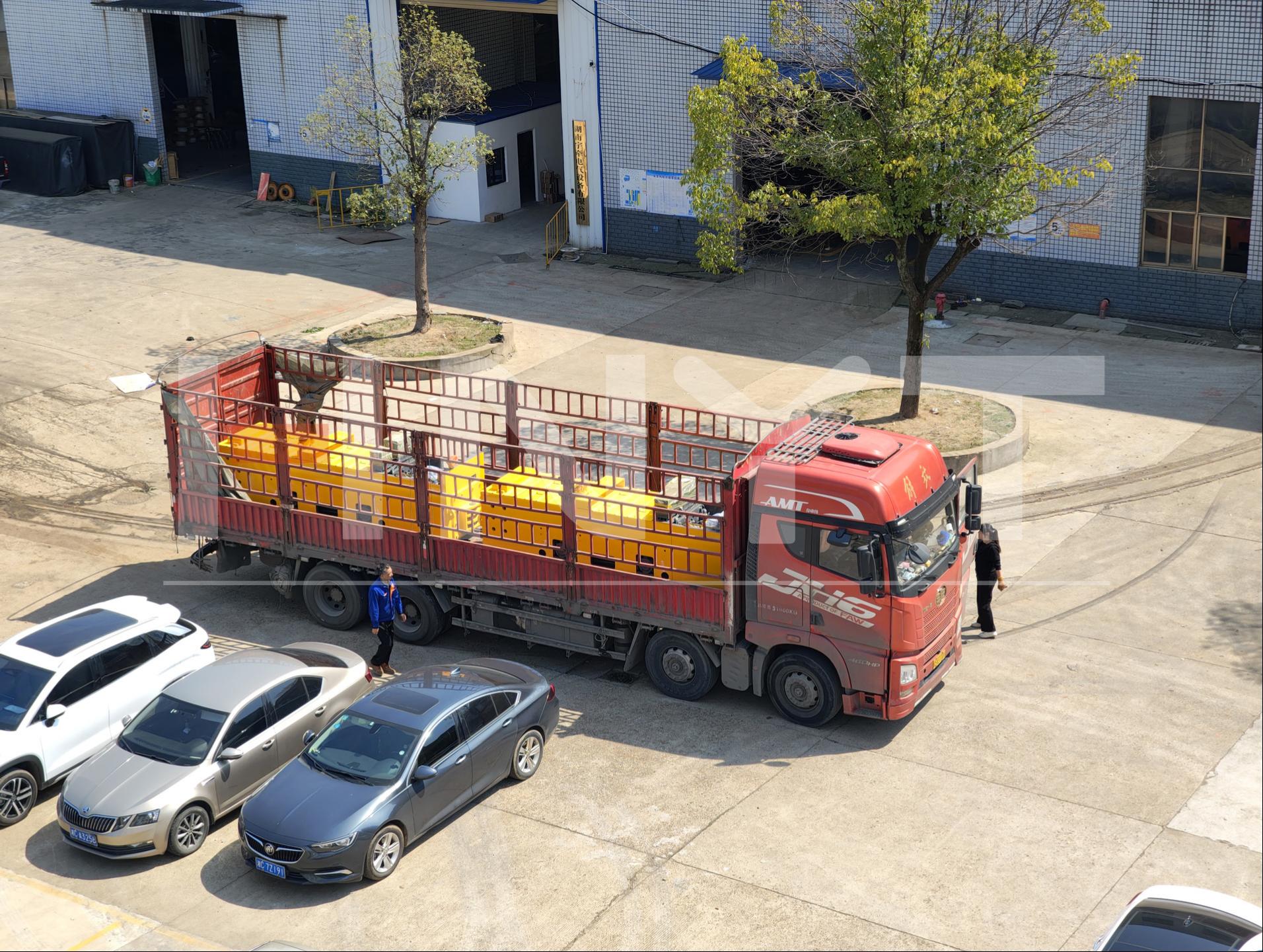 03-10-ton-trolley-wire-locomotives-truck.jpg