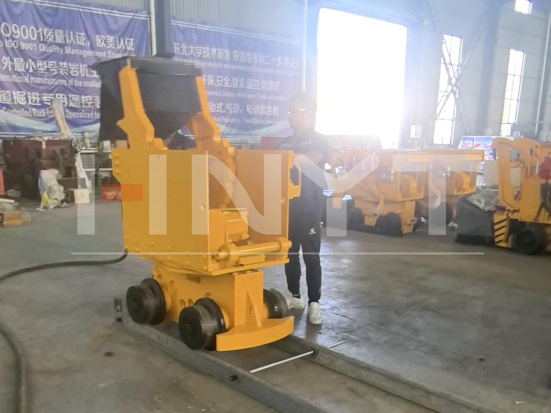 zq13-air-loader-factory-test-raised-bucket.jpg