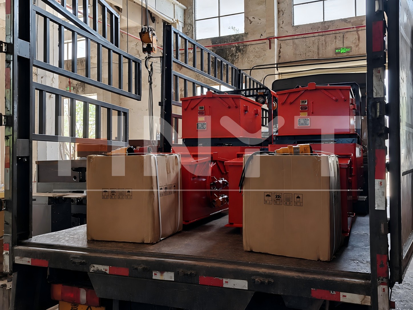 Explosion-proof 2.5-ton battery locomotive loaded onto a truck.jpg Explosion-proof 2.5-ton battery locomotive loaded onto a truck.jpg