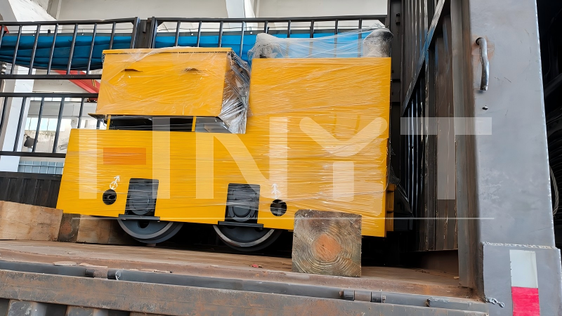 Two 2.5 Ton Mining Electric Locomotives and One 5 Ton Unit Shipped to a South American Gold Mine(图4) A wrapped locomotive on the truck bed