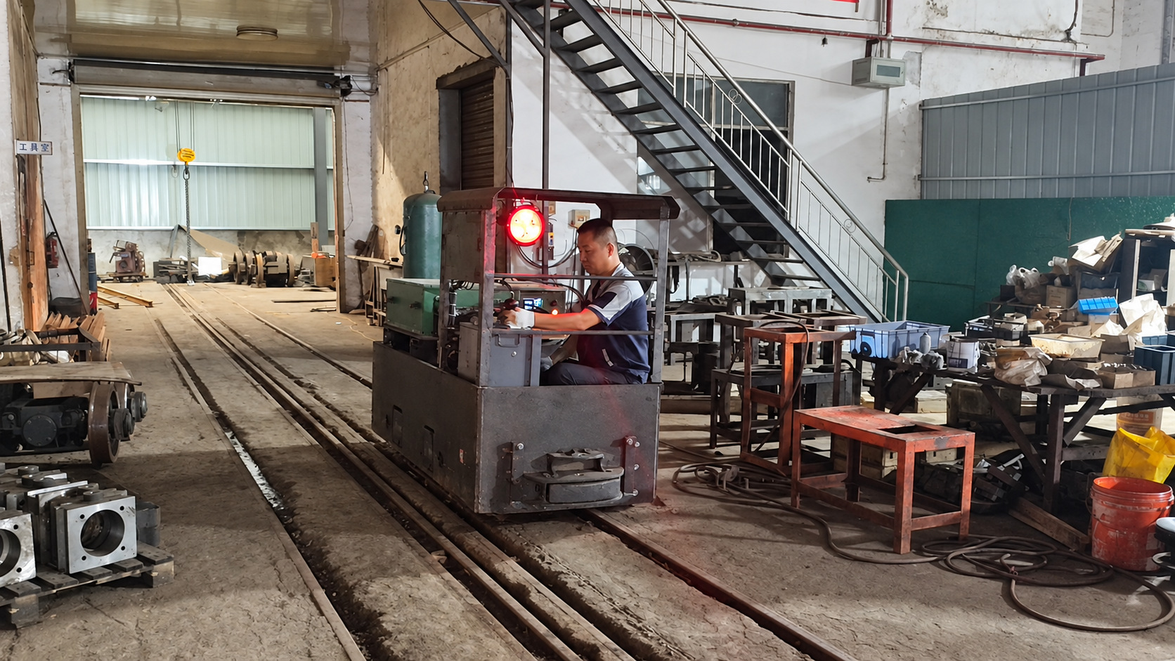 Three Customized 3 Ton Underground Battery Locomotives Complete Factory Testing(图2) 02-3-ton-battery-locomotive-running-test.jpg